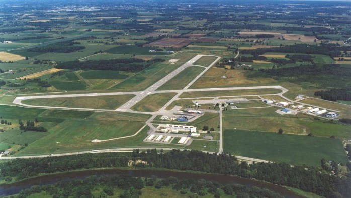 1984 Aerial image runway extension