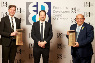 The City of Kitchener accepts the Economic Developers Council of Ontario (EDCO) planning and strategic development excellence award at the annual EDAC conference. (Left-Right – Justin Readman, General Manager, Infrastructure Services, Cory Bluhm, Executive Director, Economic Development and Mayor Berry Vrbanovic, City of Kitchener)